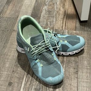 On cloud shoes women’s size 9.5